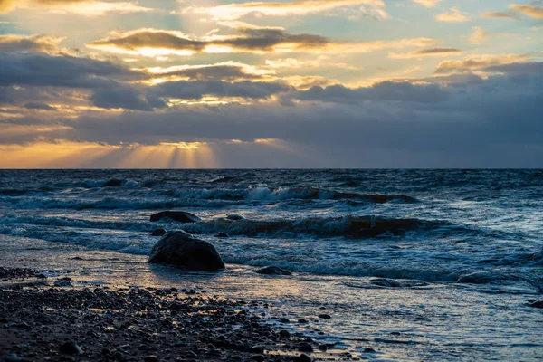 Sturmwetter Strand Der Felsigen Küste Lettland Sonnenuntergang Auf Den Felsen — Stockfoto