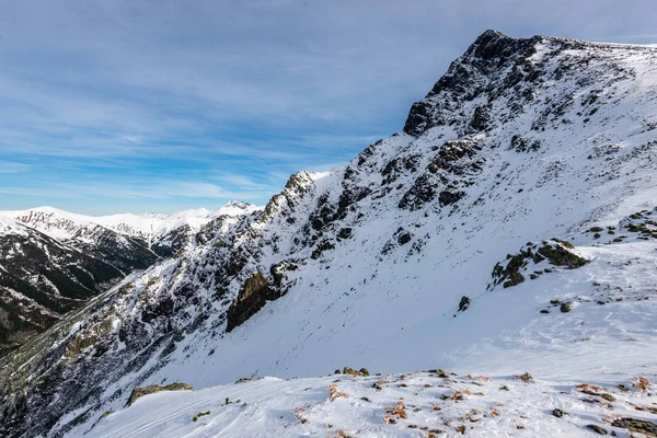 雪はスロバキアタトラの山のピークと観光コースをカバーしました ウィンターハイキングビュー — ストック写真