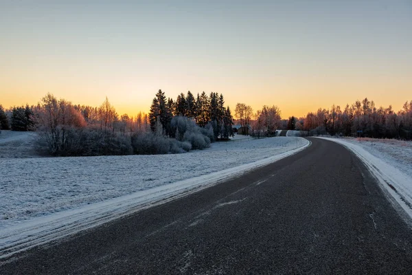 Neve Estrada Inverno Coberto Gelo Neve Céu Azul Floresta Woth — Fotografia de Stock