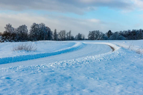 Schneebedeckte Winterstraße Mit Eis Und Schnee Wald Bei Blauem Himmel — Stockfoto