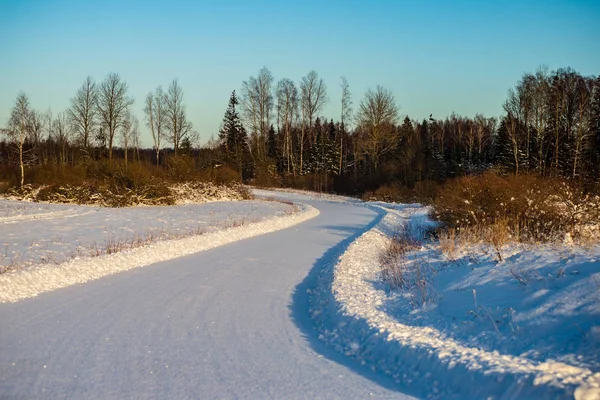 Snöiga Vinter Väg Täckt Och Snö Skogen Woth Blå Himmel — Stockfoto