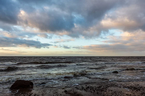 Pogoda Burza Plaży Przez Skalisty Brzeg Morza Łotwie Zachód Słońca — Zdjęcie stockowe
