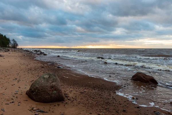 在海滩上的风暴天气由岩石海岸在拉脱维亚 在高浪的岩石上的日落 — 图库照片