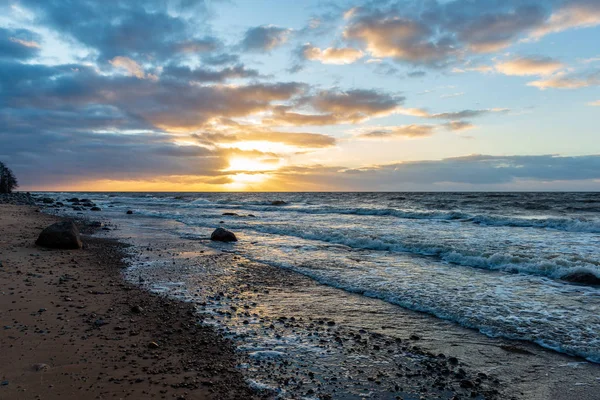 Sturmwetter Strand Der Felsigen Küste Lettland Sonnenuntergang Auf Den Felsen — Stockfoto