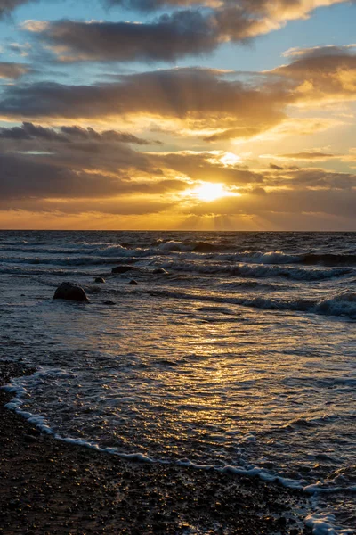 Tiempo Tormenta Playa Por Costa Rocosa Del Mar Latvia Puesta — Foto de Stock