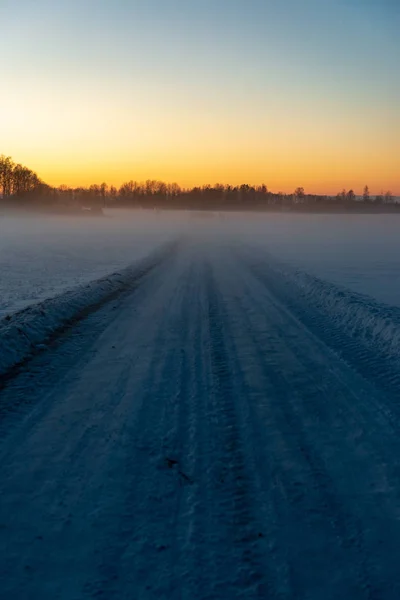 Woth 青空に氷と雪で覆われた雪の降る冬の道 — ストック写真