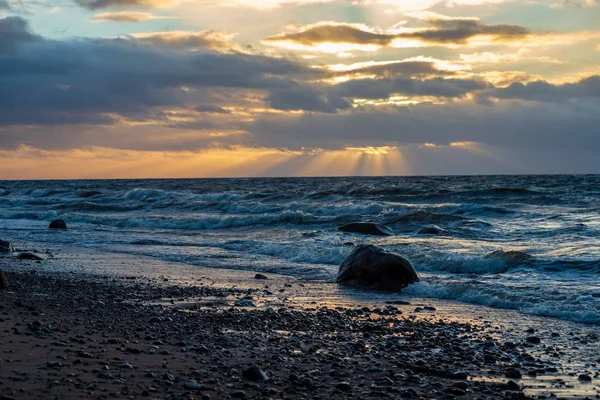 Sturmwetter Strand Der Felsigen Küste Lettland Sonnenuntergang Auf Den Felsen — Stockfoto