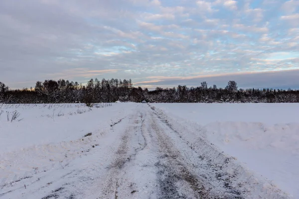 Χιονισμένος Χειμερινός Δρόμος Καλυμμένος Πάγο Και Χιόνι Στο Δάσος Του — Φωτογραφία Αρχείου