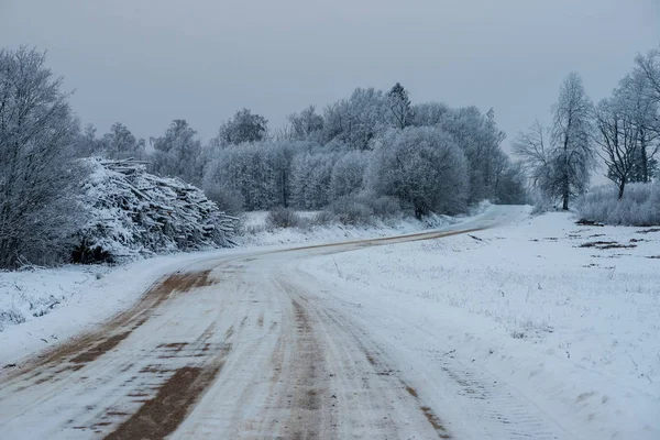 Schneebedeckte Winterstraße Mit Eis Und Schnee Wald Bei Blauem Himmel — Stockfoto