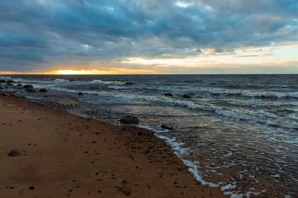 Pogoda Burza Plaży Przez Skalisty Brzeg Morza Łotwie Zachód Słońca — Zdjęcie stockowe