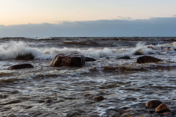 Temps Tempête Sur Plage Par Rivage Rocheux Mer Latvia Coucher — Photo