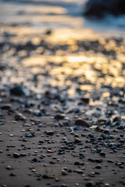 Stormweer Het Strand Door Rocky Sea Shore Letland Zonsondergang Rotsen — Stockfoto