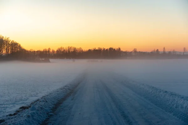 Woth 青空に氷と雪で覆われた雪の降る冬の道 — ストック写真