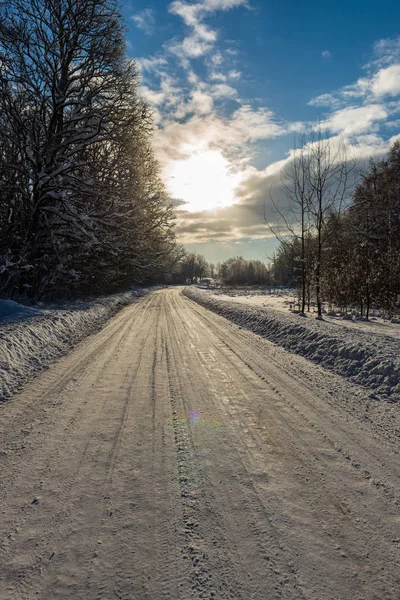 Neve Estrada Inverno Coberto Gelo Neve Céu Azul Floresta Woth — Fotografia de Stock