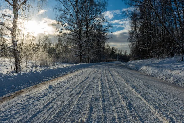 Neve Estrada Inverno Coberto Gelo Neve Céu Azul Floresta Woth — Fotografia de Stock