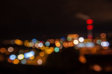 Riga, Letonya gece sokak ışıkları. arabalar ve köprüler hatları