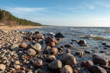 buz kalan ve kış aylarında hiçbir kar ile boş deniz Plajı