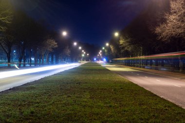 Riga, Letonya gece sokak ışıkları. arabalar ve köprüler hatları