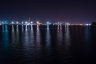 Riga, Letonya gece sokak ışıkları. arabalar ve köprüler hatları