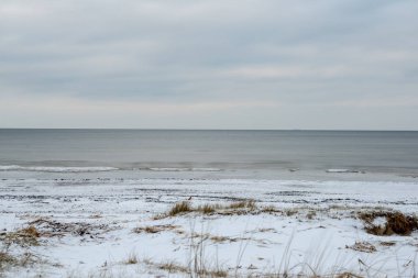 buz kalan ve kış aylarında hiçbir kar ile boş deniz Plajı