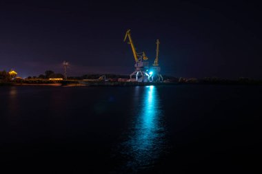 Riga, Letonya gece sokak ışıkları. arabalar ve köprüler hatları