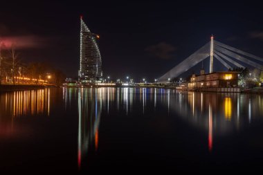 Riga, Letonya gece sokak ışıkları. arabalar ve köprüler hatları