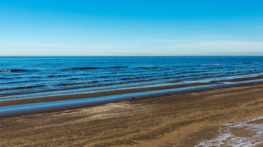 buz kalan ve kış aylarında hiçbir kar ile boş deniz Plajı