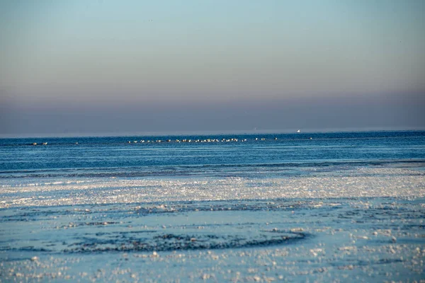 冬季冰冻的海滨 雪覆盖率低 阳光明媚的日子在沙滩上的冰 — 图库照片