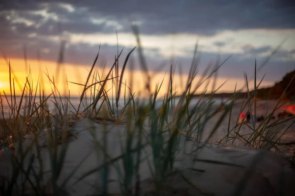Красочный Закат Над Спокойным Морским Пляжем Темной Голубой Водой Драматическими — стоковое фото