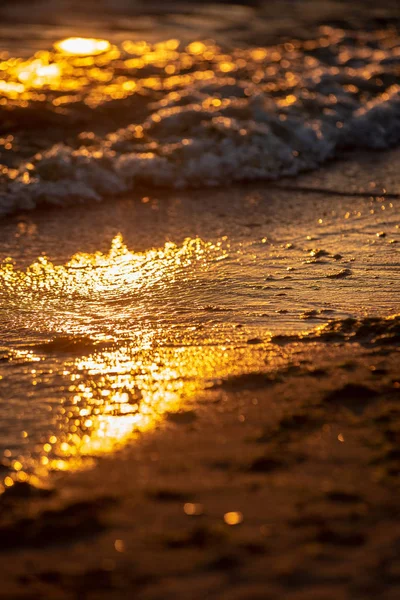Pôr Sol Colorido Sobre Praia Calma Mar Com Água Azul — Fotografia de Stock