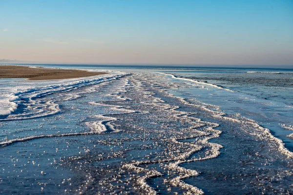 Gefrorener Meeresstrand Winter Mit Geringer Schneedecke Eis Sonnigen Tagen Strand — Stockfoto