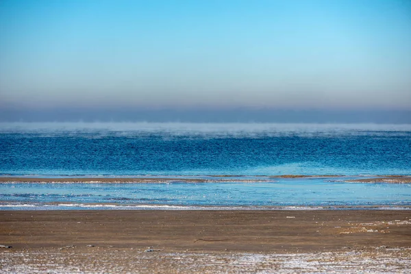 冬季冰冻的海滨 雪覆盖率低 阳光明媚的日子在沙滩上的冰 — 图库照片