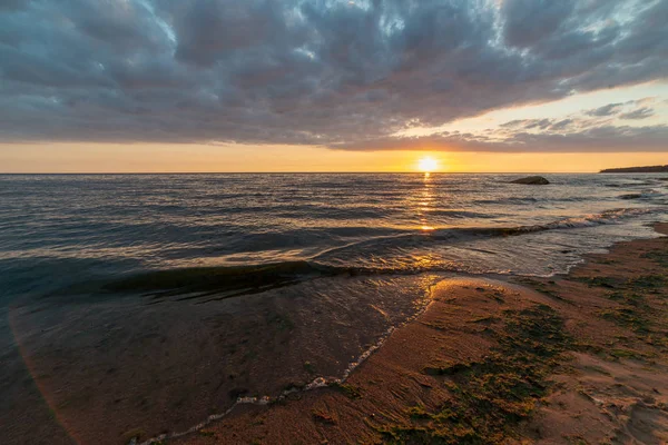 Барвистий Захід Сонця Над Спокійним Морським Пляжем Темно Синьою Водою — стокове фото