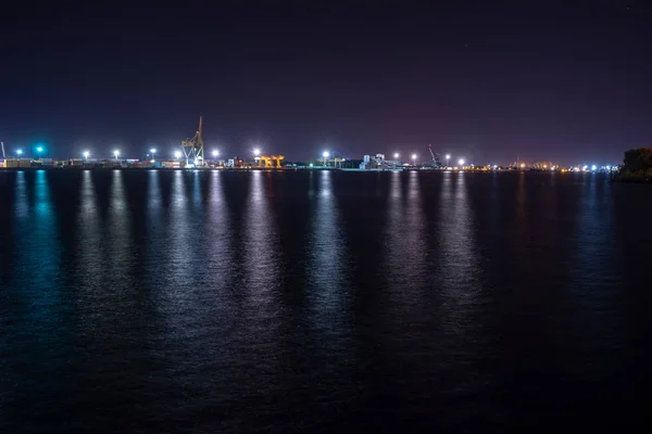 Farolas Nocturnas Riga Letonia Líneas Automóviles Puentes —  Fotos de Stock