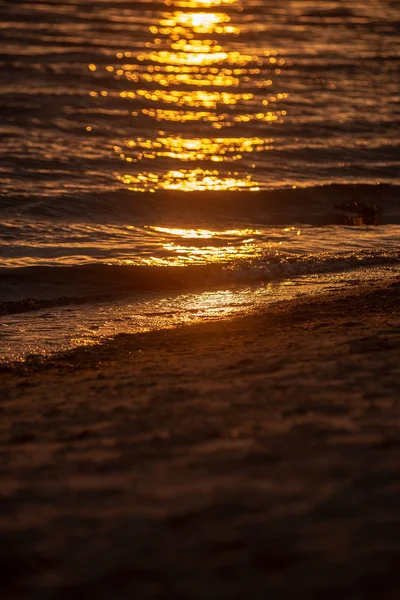 Красочный Закат Над Спокойным Морским Пляжем Темной Голубой Водой Драматическими — стоковое фото