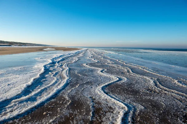 Praia Congelada Mar Inverno Com Baixa Cobertura Neve Gelo Dia — Fotografia de Stock