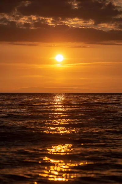 Farbenfroher Sonnenuntergang Über Ruhigem Meeresstrand Mit Dunkelblauem Wasser Und Dramatischen — Stockfoto