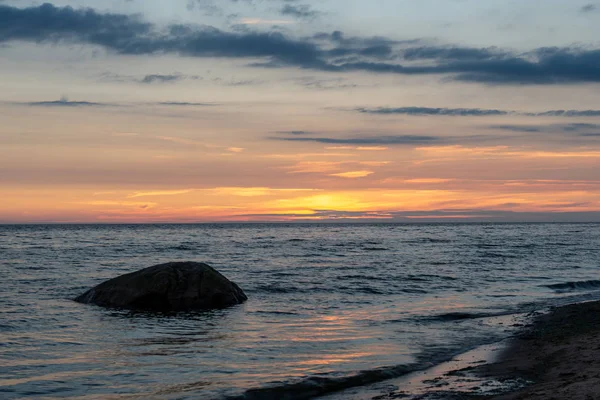 Farbenfroher Sonnenuntergang Über Ruhigem Meeresstrand Mit Dunkelblauem Wasser Und Dramatischen — Stockfoto