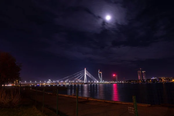 Ночное Освещение Риге Линии Автомобилей Мостов — стоковое фото