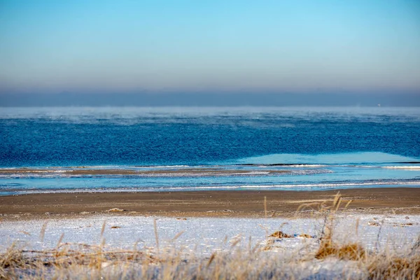 Praia Congelada Mar Inverno Com Baixa Cobertura Neve Gelo Dia — Fotografia de Stock