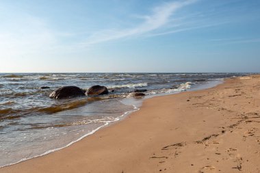 buz kalan ve kış aylarında hiçbir kar ile boş deniz Plajı