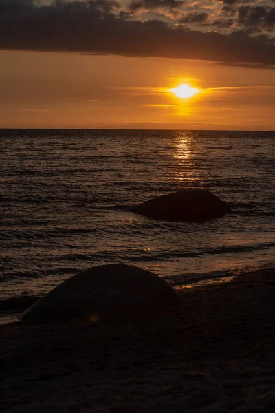 Pôr Sol Colorido Sobre Praia Calma Mar Com Água Azul — Fotografia de Stock