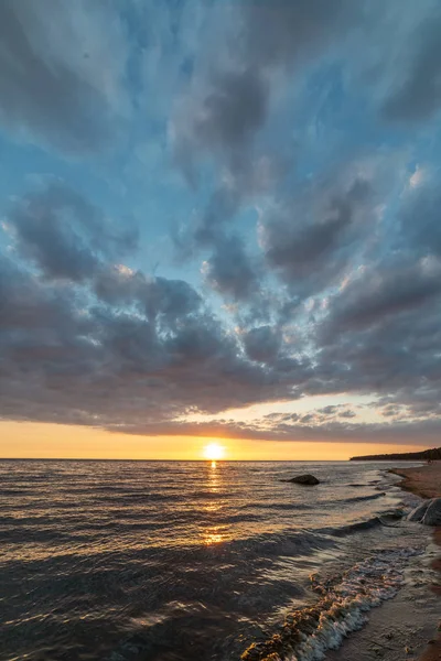 Kolorowy Zachód Słońca Nad Spokojną Morską Plażą Ciemnoniebieską Wodą Dramatycznymi — Zdjęcie stockowe