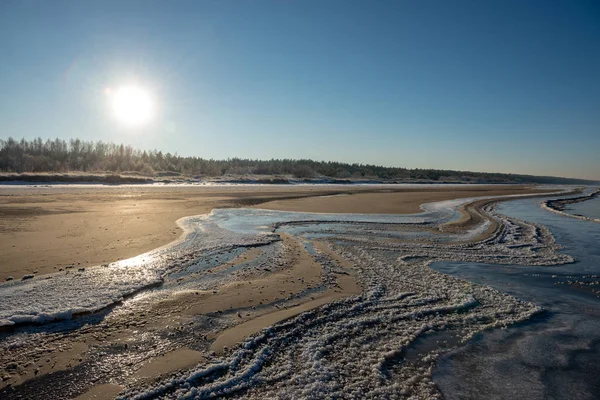 Fryst Havs Strand Vintern Med Låg Snö Täckning Solig Dag — Stockfoto
