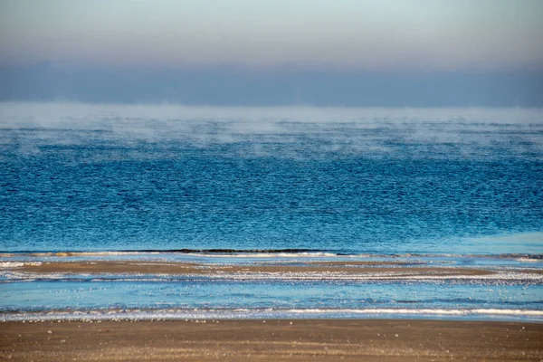 Fagyasztott Tengeri Strand Télen Alacsony Hótakaró Jég Napsütéses Napon Tengerparton — Stock Fotó