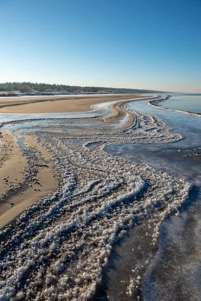 Замерзлий Морський Пляж Взимку Низьким Сніговим Покриттям Лід Сонячний День — стокове фото