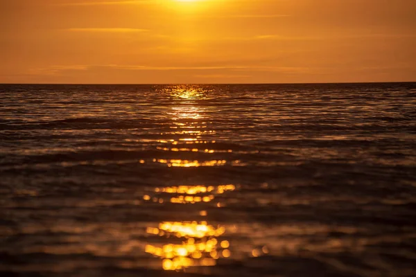 Colorido Atardecer Sobre Tranquila Playa Mar Con Agua Azul Oscura — Foto de Stock