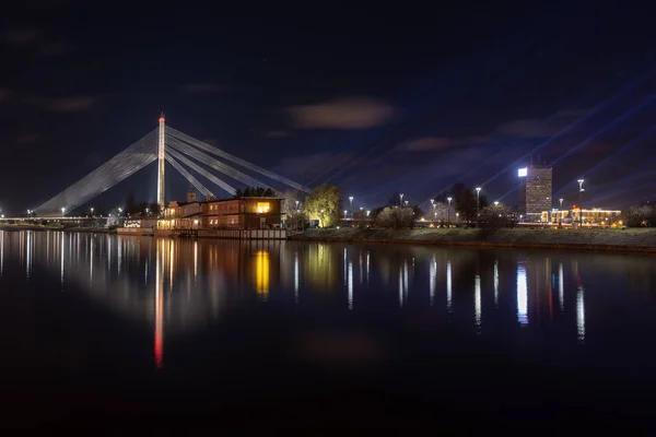 Nocne Oświetlenie Ulic Rydze Łotwa Linie Samochodów Mostów — Zdjęcie stockowe