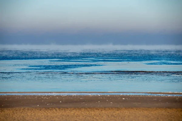 Praia Congelada Mar Inverno Com Baixa Cobertura Neve Gelo Dia — Fotografia de Stock