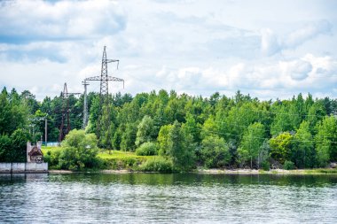 yeşil yaprakları ve gölgeleri ile güneşli yaz gününde doğal orman gölü. bulutların yansımaları ile sakin su